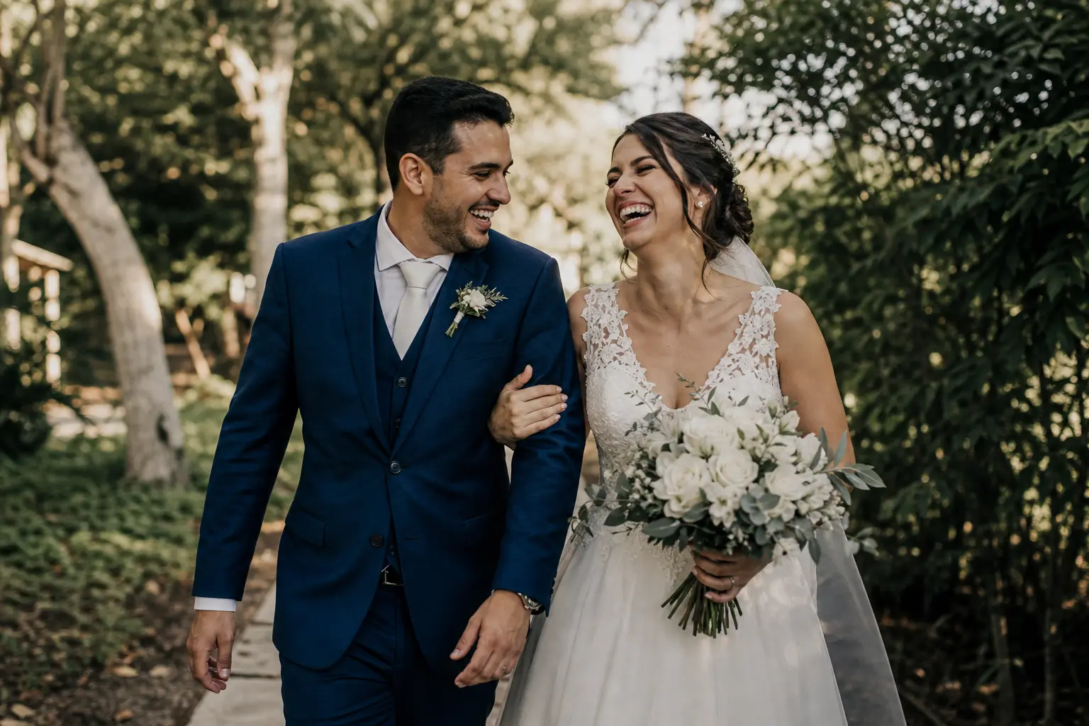 Casal recém-casado caminhando e sorrindo em um jardim