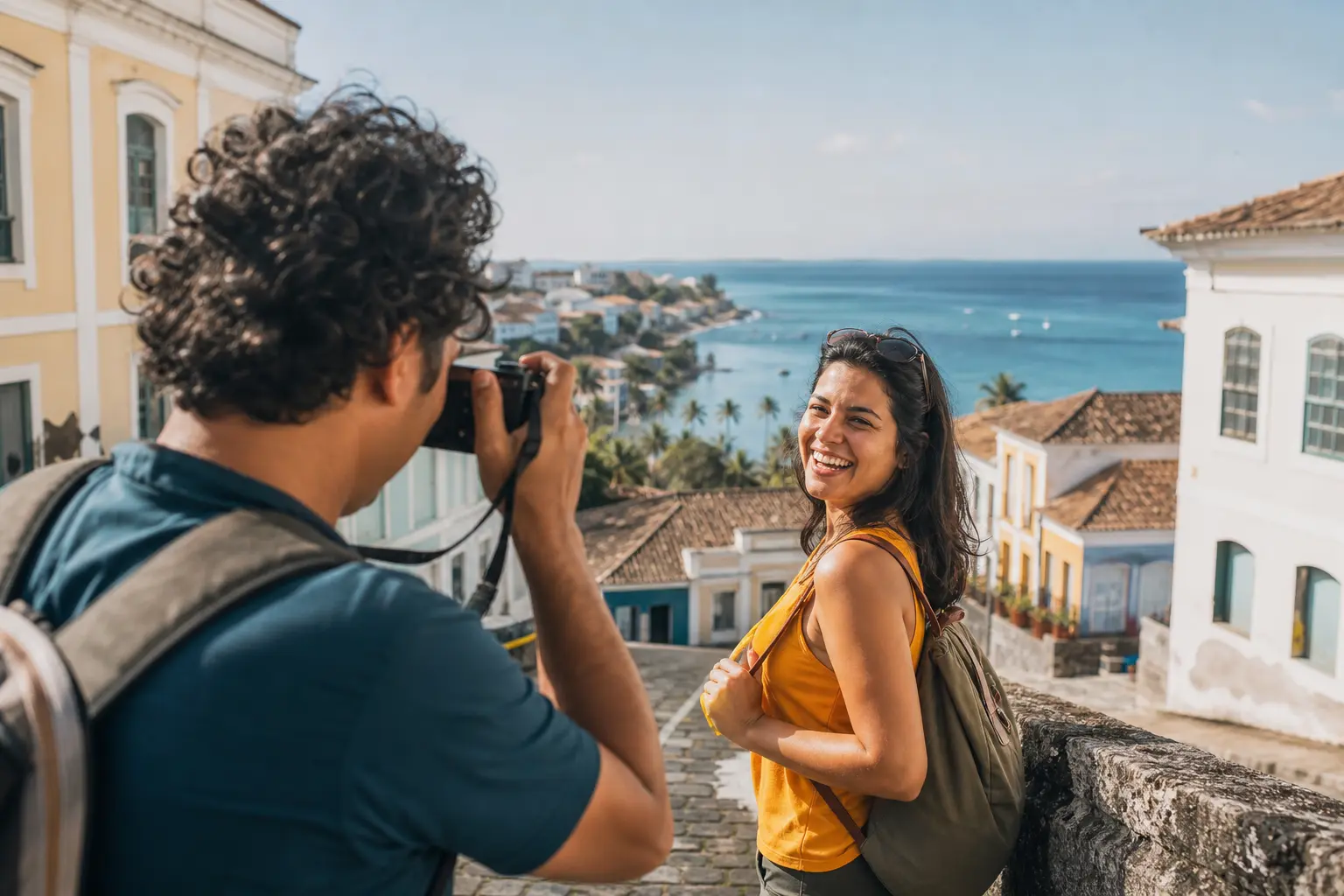 Casal fotografando uma viagem em uma cidade histórica próxima ao mar